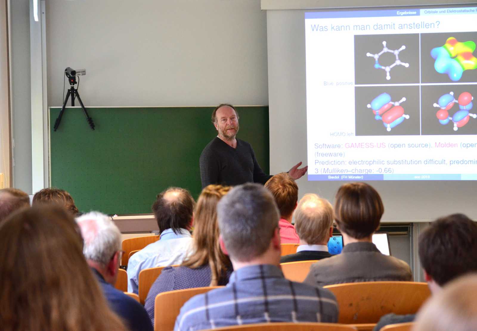 Wofür ist der Steinfurter Campus Cluster eigentlich im Einsatz? Prof. Dr. Michael Bredol hatte einen Werkstattbericht über seine Forschungen zu Molecular Modelling dabei. (Foto: FH Münster/Pressestelle)