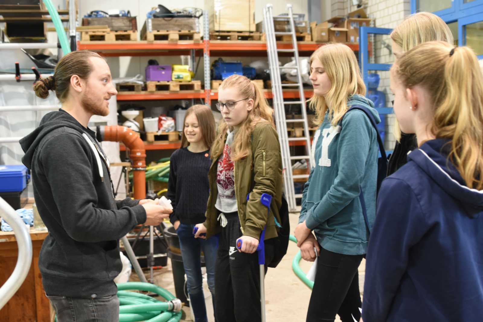 Mehr als 80 Mädchen haben unsere technischen Fachbereiche besucht. Sie arbeiteten mit flüssigem Aluminium, konstruierten Brücken, programmierten Roboter – und waren in vielen weiteren Workshops aktiv. (Foto: FH Münster/Pressestelle)