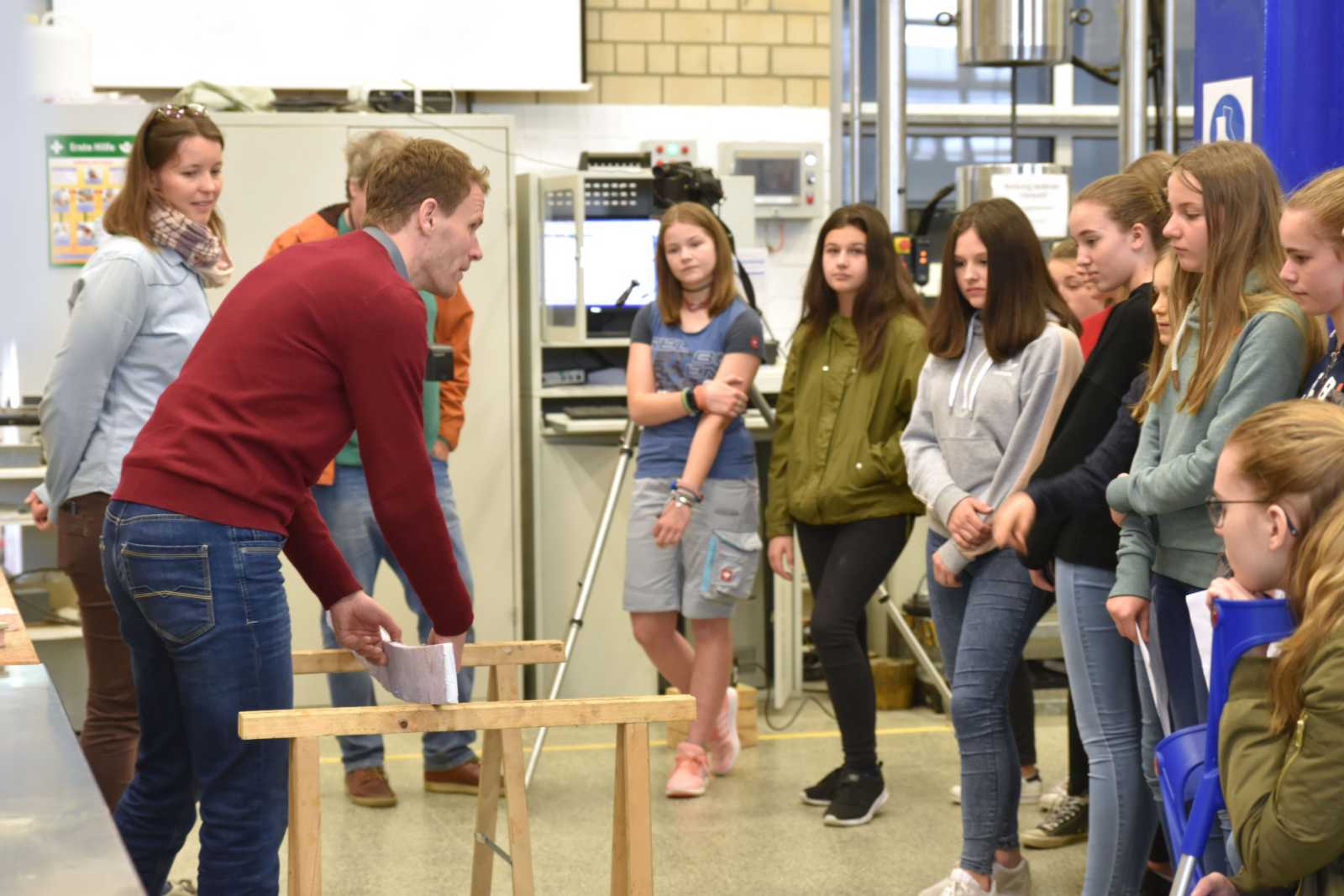 Mehr als 80 Mädchen haben unsere technischen Fachbereiche besucht. Sie arbeiteten mit flüssigem Aluminium, konstruierten Brücken, programmierten Roboter – und waren in vielen weiteren Workshops aktiv. (Foto: FH Münster/Pressestelle)