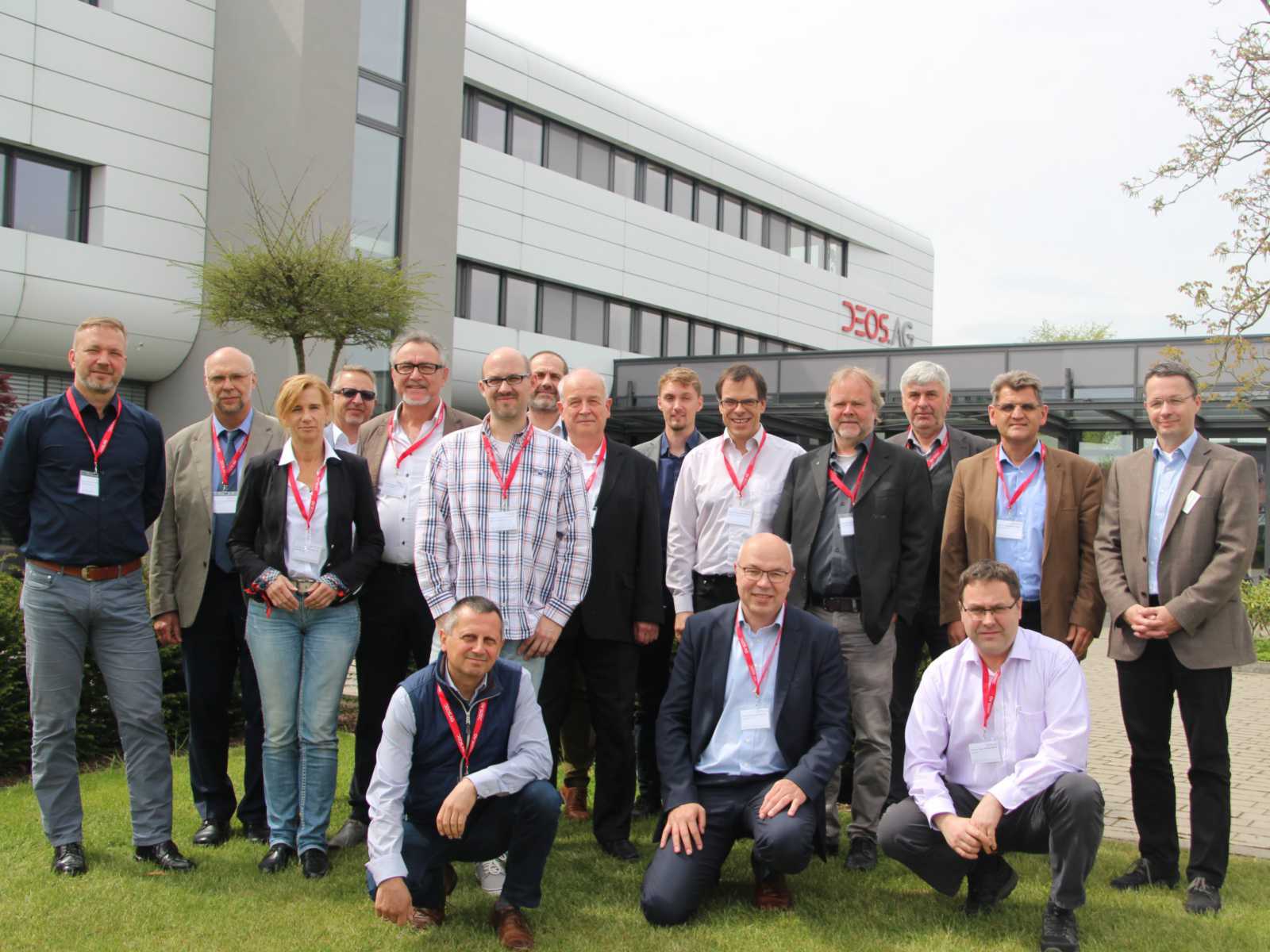 Der Arbeitskreis der Professoren für Gebäudeautomation und Energiesysteme traf sich bei seiner Frühjahrskonferenz dieses Mal in Rheine und besichtigte den Neubau der DEOS AG. Prof. Dr. Martin Höttecke (kniend in der Mitte) moderiert ihn seit Anfang Mai. (Foto: Arbeitskreis)