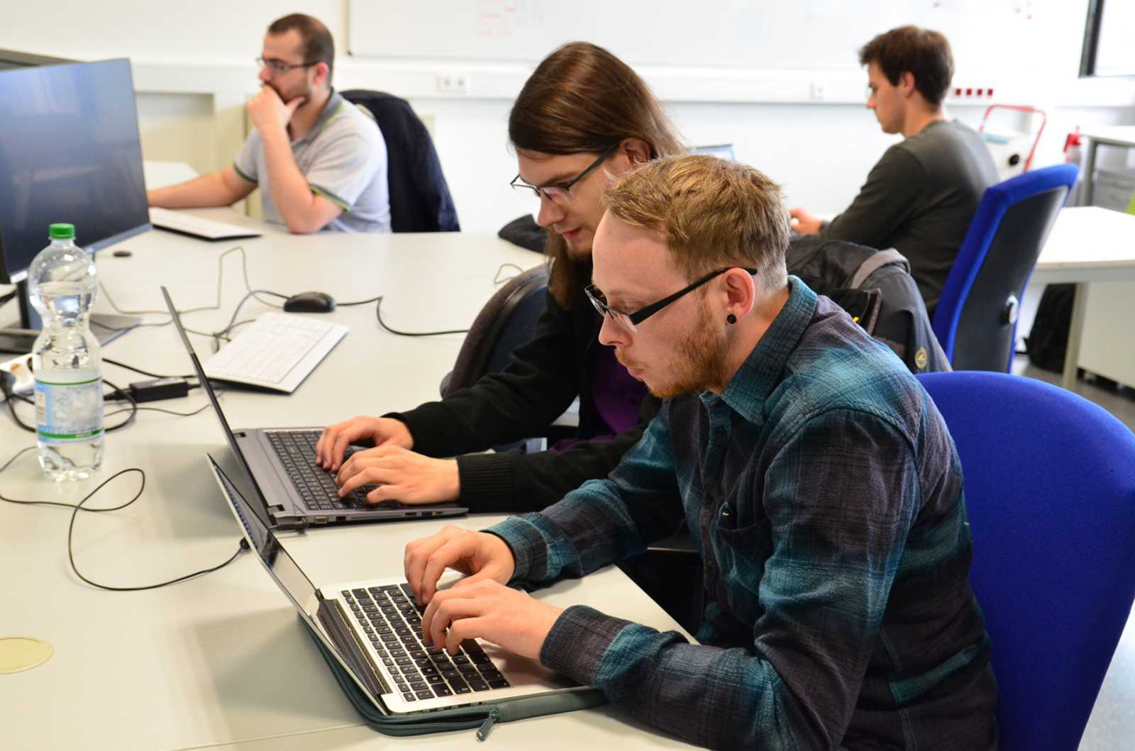Studierende entwickeln parallele Software auch auf den neuen Grafikkarten. (Foto: FH Münster/Pressestelle)