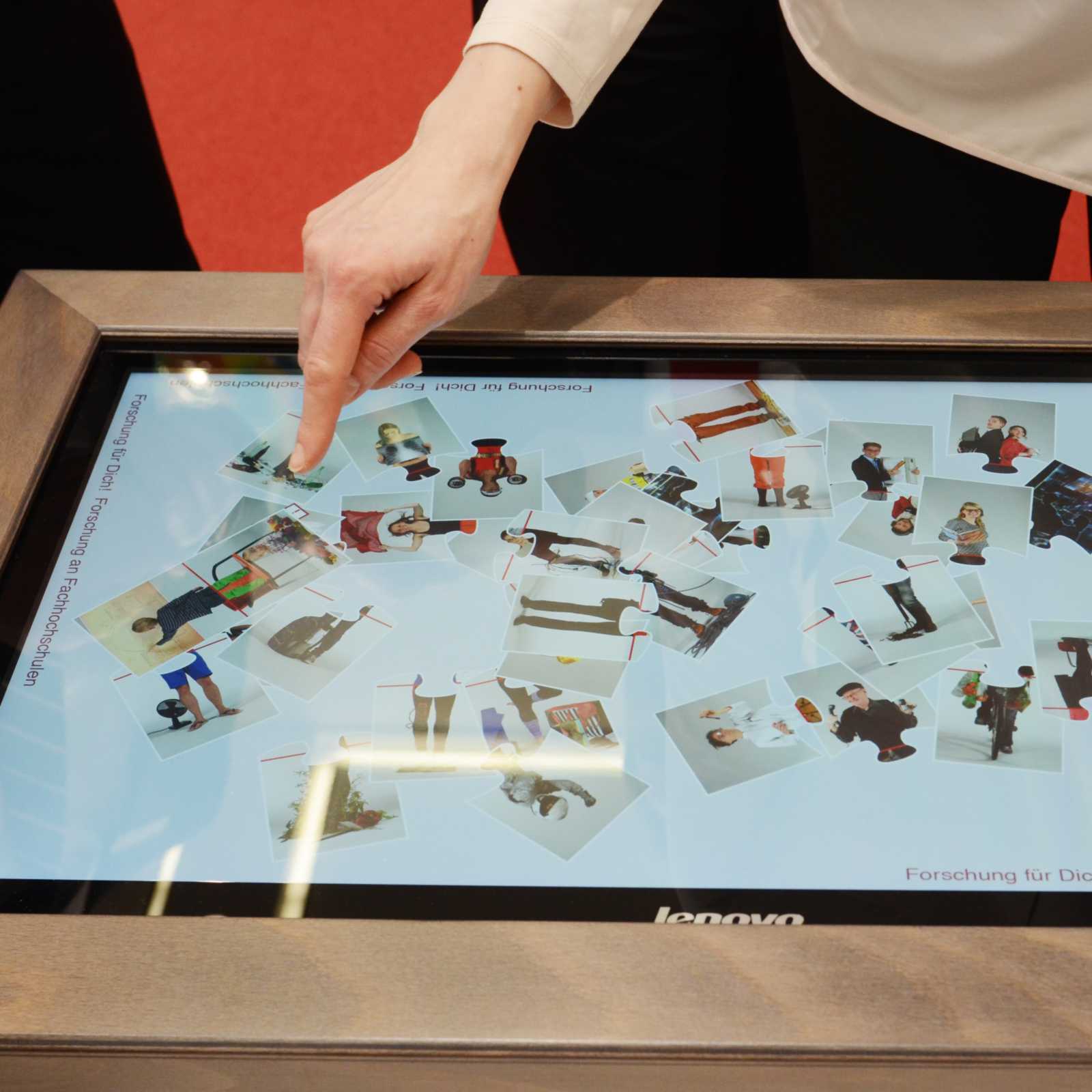 Ein Multi-Touch-Table ermöglicht einen interaktiven Zugang zu den Arbeiten. (Foto: FH Münster)