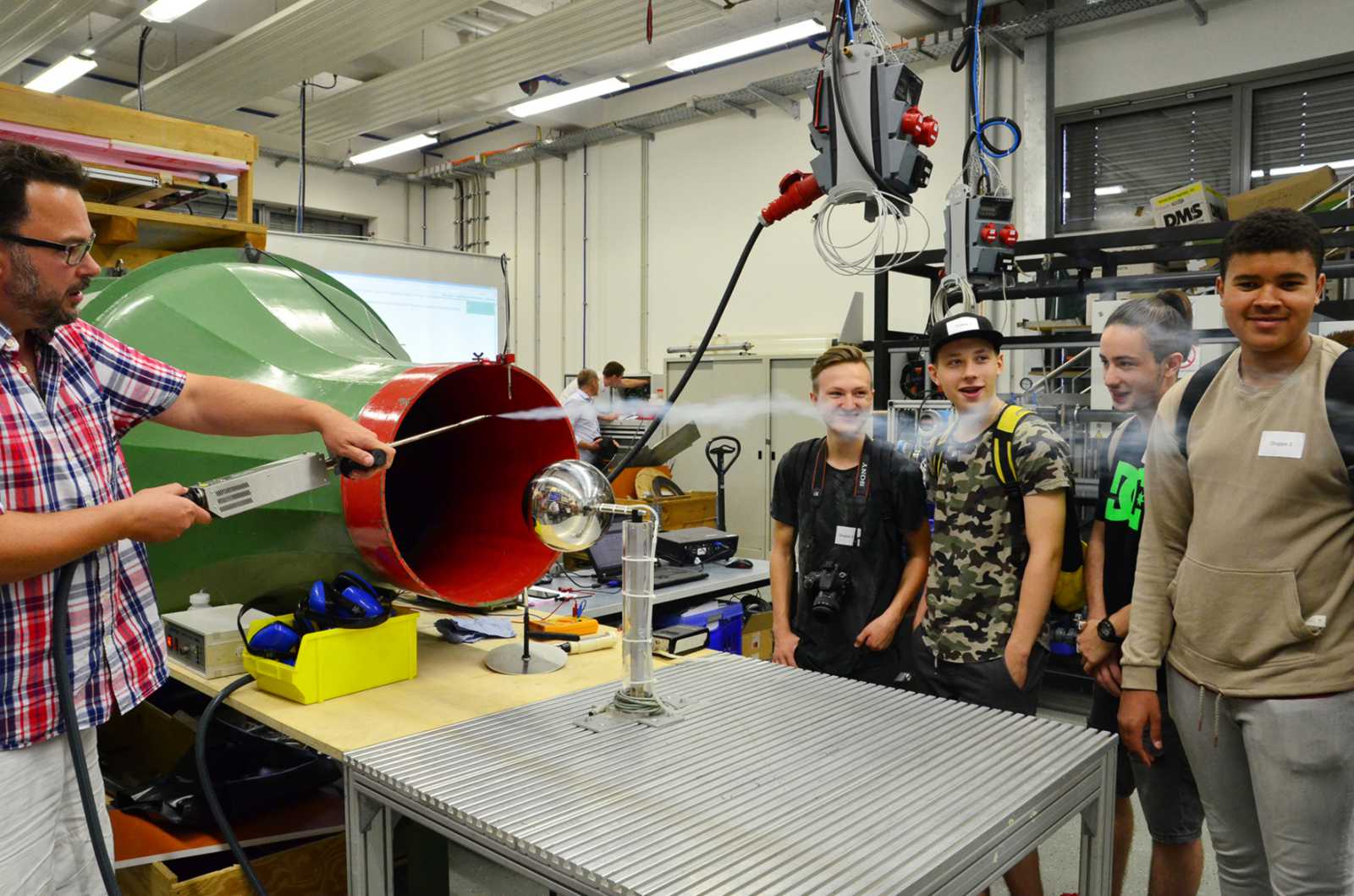 Interessante Effekte gibt es beim Schülercampus beispielsweise im Labor für Strömungstechnik zu sehen. (Foto: FH Münster/Pressestelle)