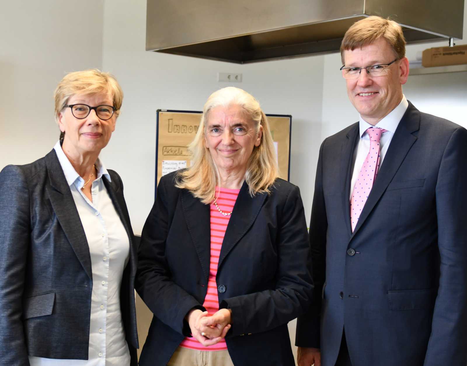 FH-Präsidentin Prof. Dr. Ute von Lojewski (l.) mit Isabel Pfeiffer-Poensgen, NRW-Ministerin für Kultur und Wissenschaft, und WWU-Rektor Prof. Dr. Johannes Wessels. (Foto: FH Münster/Pressestelle)