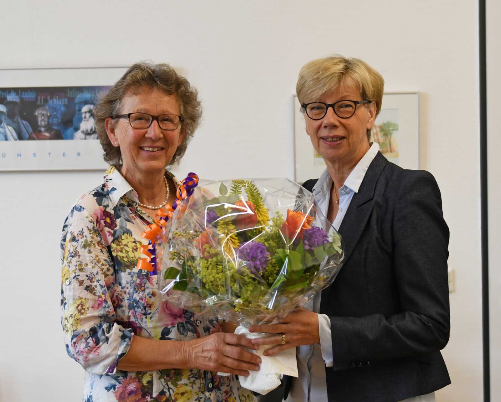 FH-Präsidentin Prof. Dr. Ute von Lojewski (r.) dankte Marianne Ammann (l.) für ihr langjähriges Engagement.