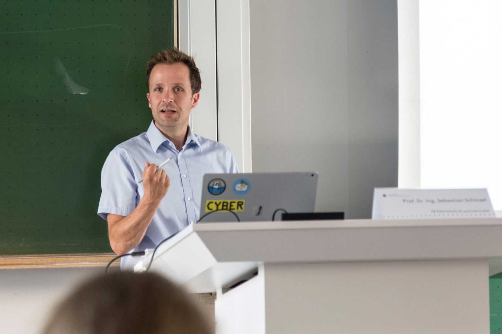 Prof. Dr. Sebastian Schinzel demonstrierte den Teilnehmern der Campus-Dialoge die Methoden von Hackergruppen. (Foto: FH Münster/Pressestelle)