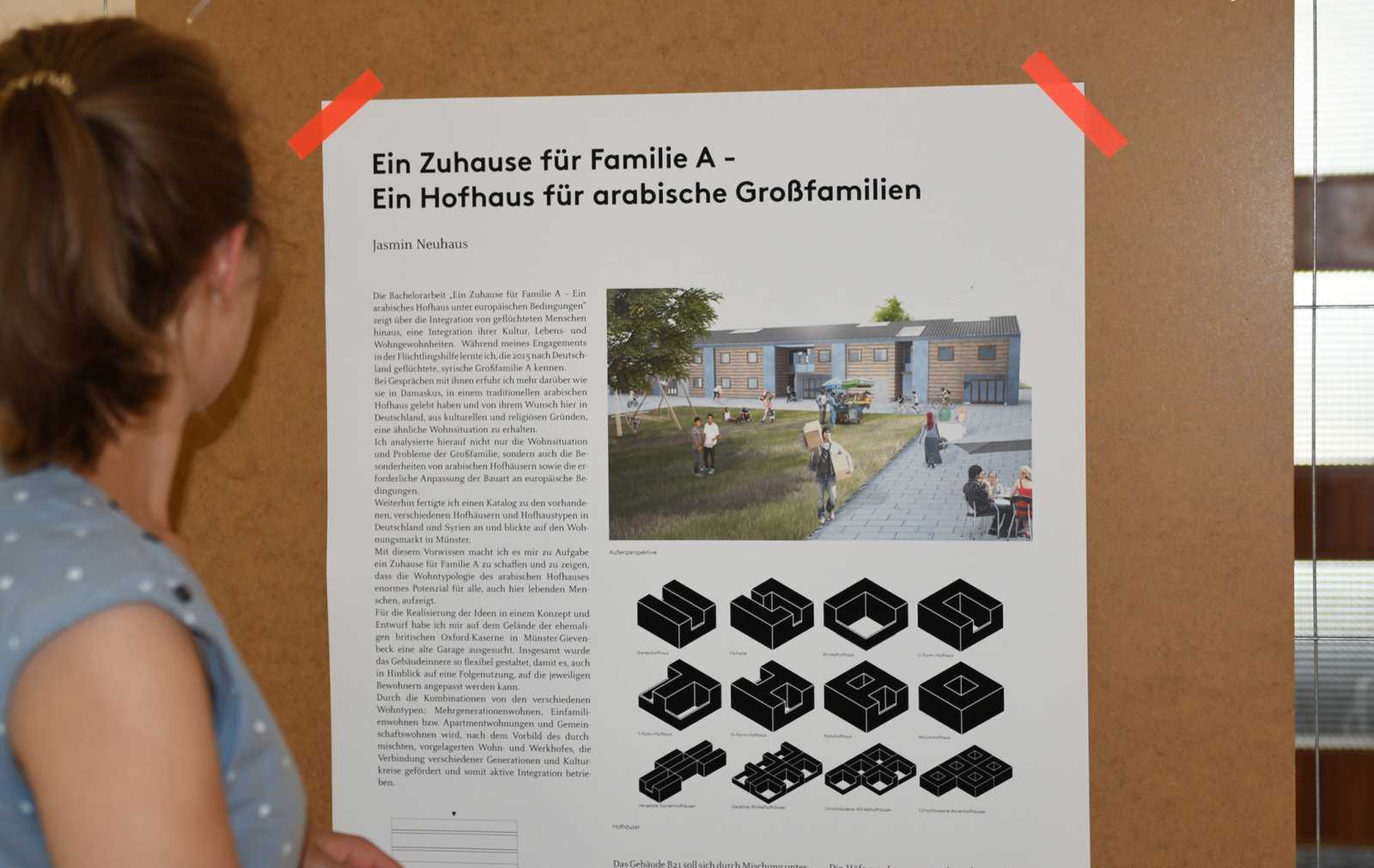 Auf Plakaten, die an Bauzäunen montiert sind, präsentieren die Architekturstudierenden ihre Arbeiten. (Foto: FH Münster/Pressestelle)