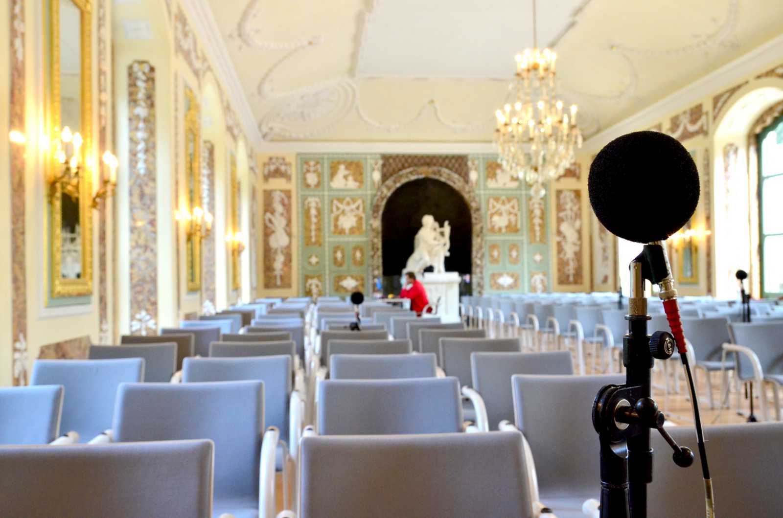 Hochsensible Mikrophone wurden in der Konzertgalerie systematisch aufgestellt, um die Raumakustik einzufangen. (Foto: FH Münster/Pressestelle)