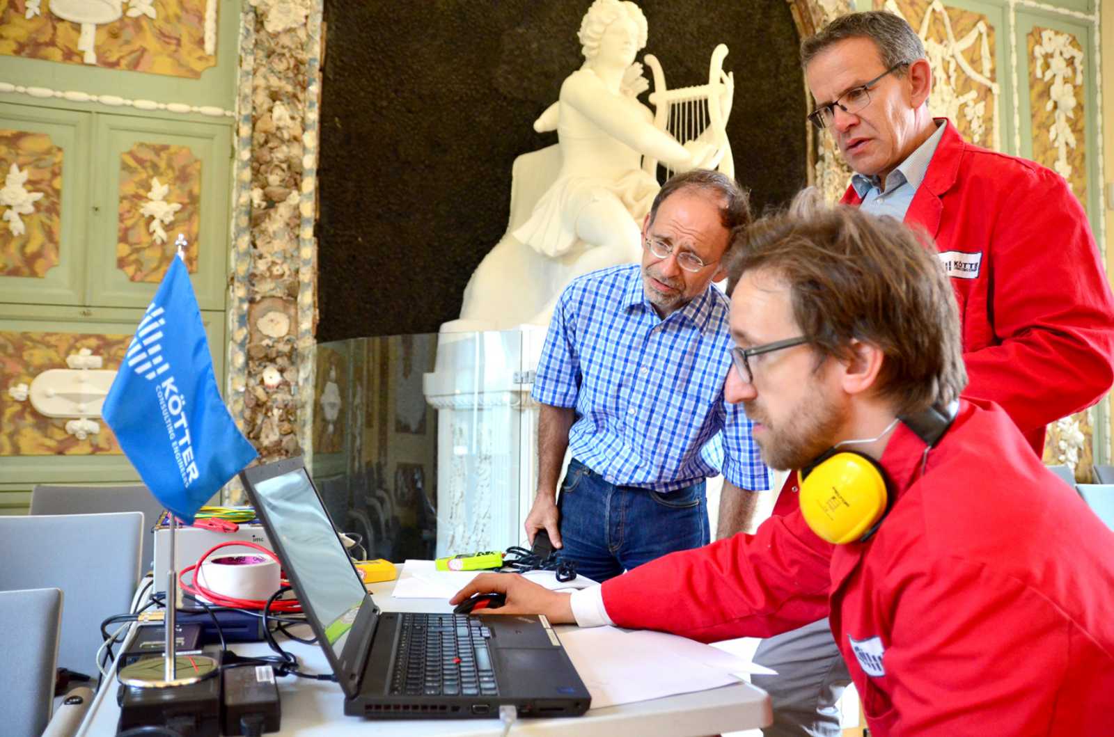 Prof. Dr. Dieter Scholz (l.), Dr. Johann Lenz und Sven Rechenberger (sitzend) checken die Werte, die die Mikrofone beim Testdurchlauf aufgezeichnet haben. (Foto: FH Münster/Pressestelle)