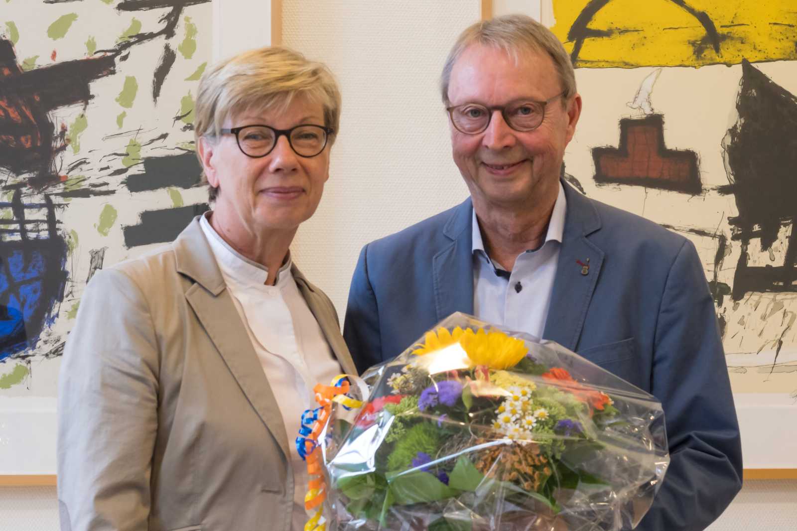 Präsidentin Prof. Dr. Ute von Lojewski verabschiedete Prof. Dr. Bernhard Lödding in den Ruhestand. (Foto: FH Münster/Pressestelle)