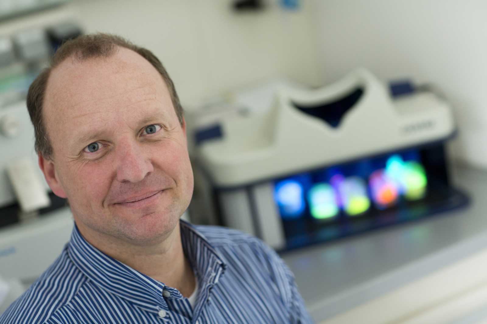 Prof. Dr. Thomas Jüstel ist Lichtexperte und Dekan am Fachbereich Chemieingenieurwesen unserer Hochschule. (Foto: FH Münster/Wilfried Gerharz)