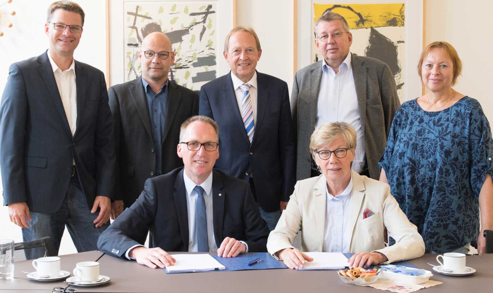 Die Vertragsunterzeichnung von FH Münster und Peplau-Kolleg besiegelt die Kooperation, um den gemeinsamen Bachelorstudiengang Psychiatrische Pflege/Psychische Gesundheit zu entwickeln. (Foto: FH Münster/Pressestelle)