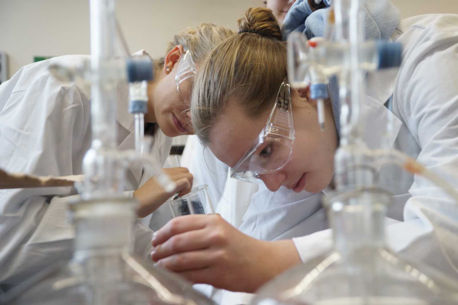 Auf dem Programm des DiscoverING-Camps stehen viele Mitmach-Angebote in den Laboren. (Foto: FH Münster/Pressestelle)