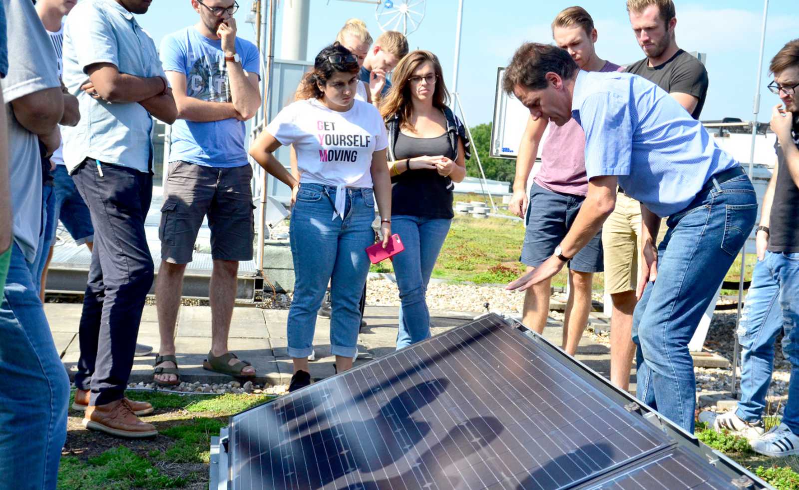 Photovoltaik-Lektion auf dem Dach: Prof. Dr. Konrad Mertens erklärte den Summer School-Teilnehmenden, wie Solarpanels funktionieren. (Foto: FH Münster/Pressestelle)