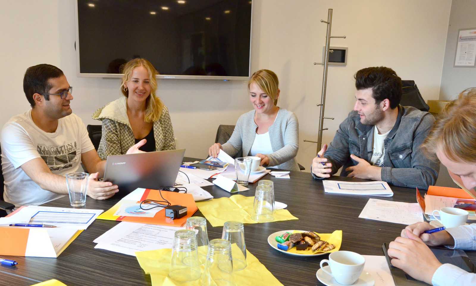Sally Friedrich (M.) von der FH Münster diskutiert mit Teilnehmern der Summer School über ihre Geschäftsideen. (Foto: FH Münster/Pressestelle)