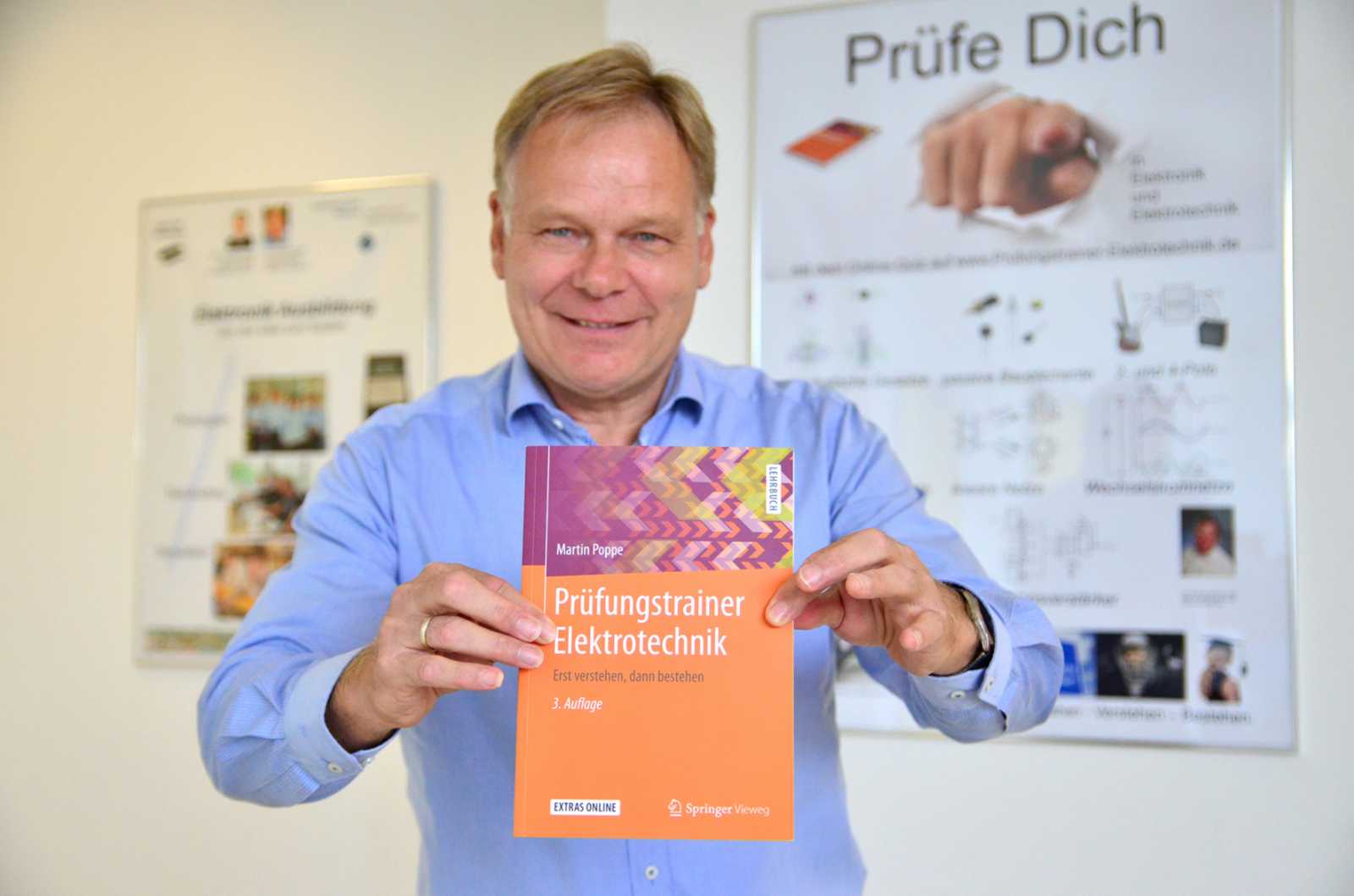 Super vorbereitet – mit dem „Prüfungstrainer Elektrotechnik“ von Prof. Dr. Martin Poppe. (Foto: FH Münster/Pressestelle)
