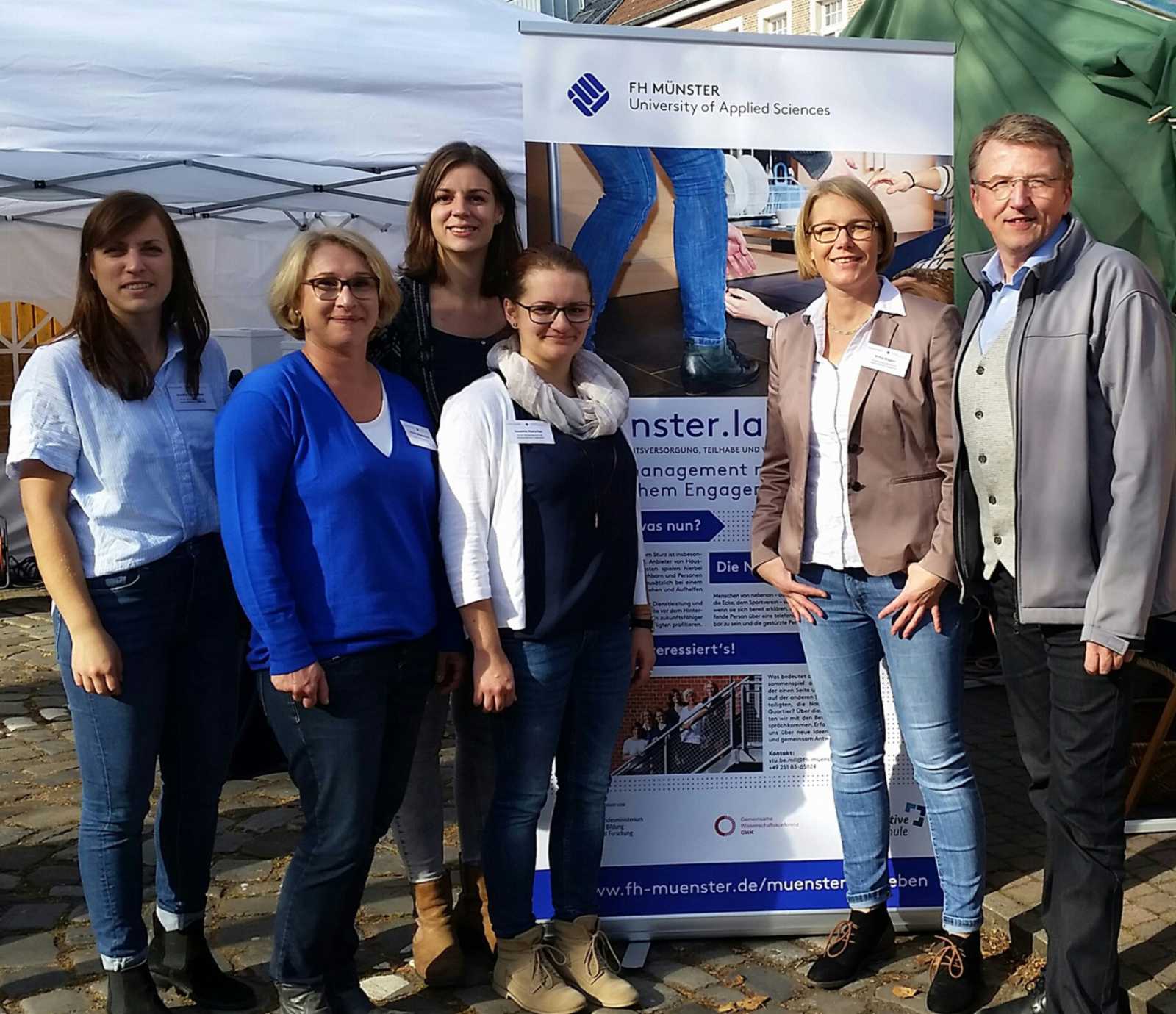 Britta Magers (2.v.r.) und Kerstin Wippermann (2.v.l.) informierten mit weiteren Mitstreitern in Metelen über das Sturzmanagement-Projekt. (Foto: FH Münster/Britta Magers) 