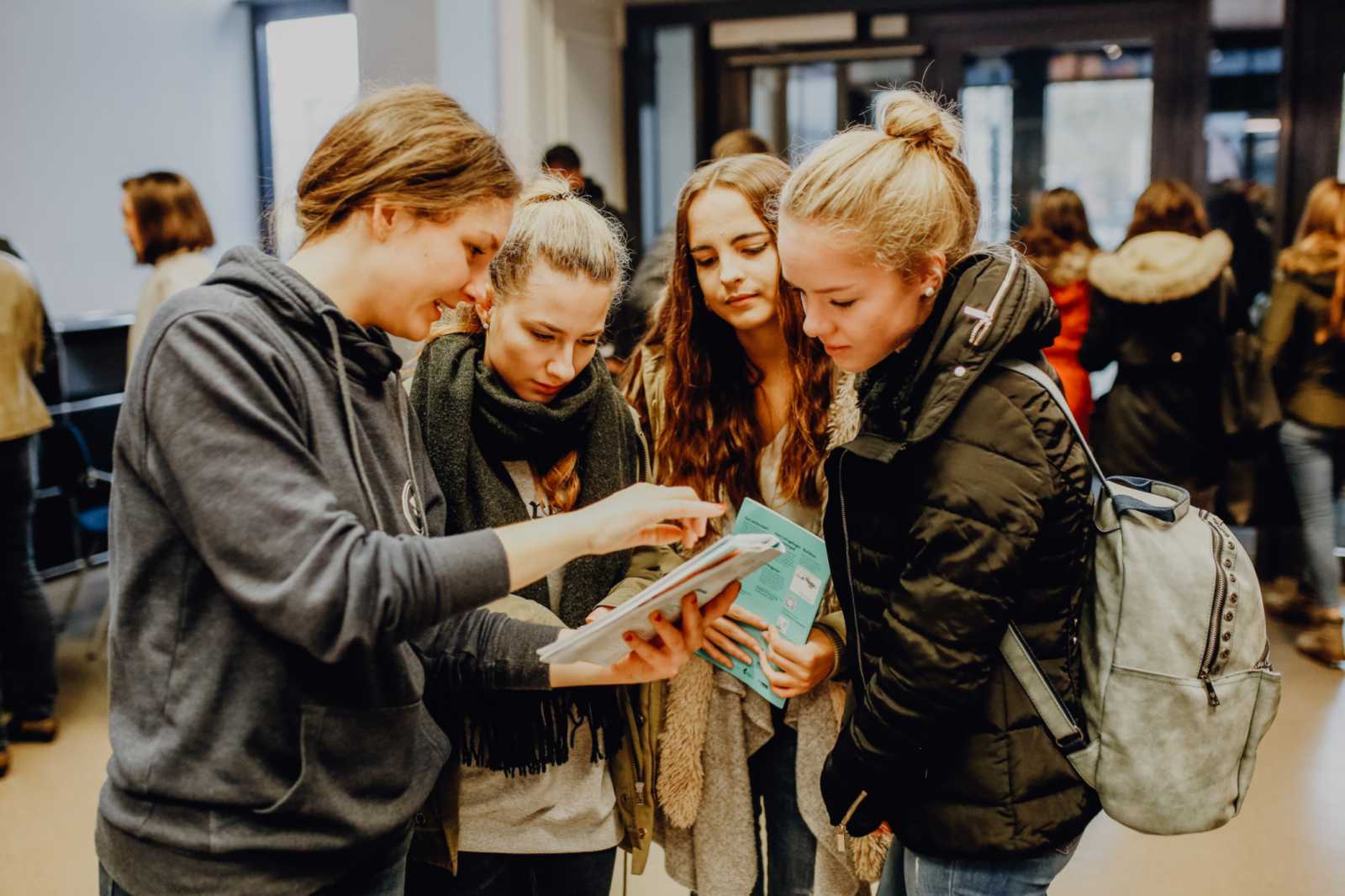 Fragen stellen, Infos sammeln: Die Veranstaltungen am Hochschultag bieten jede Menge Gelegenheit, mehr über unsere Studiengänge zu erfahren. (Foto: FH Münster/MSB)