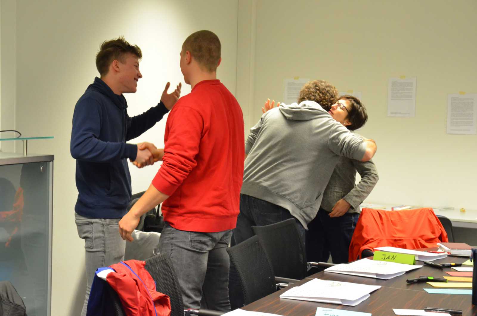 Mal mit Küsschen, mal mit Handschlag und Schulterklopfen – Studierende üben im Seminar die typische südamerikanische Begrüßung. (Foto: FH Münster/Pressestelle)
