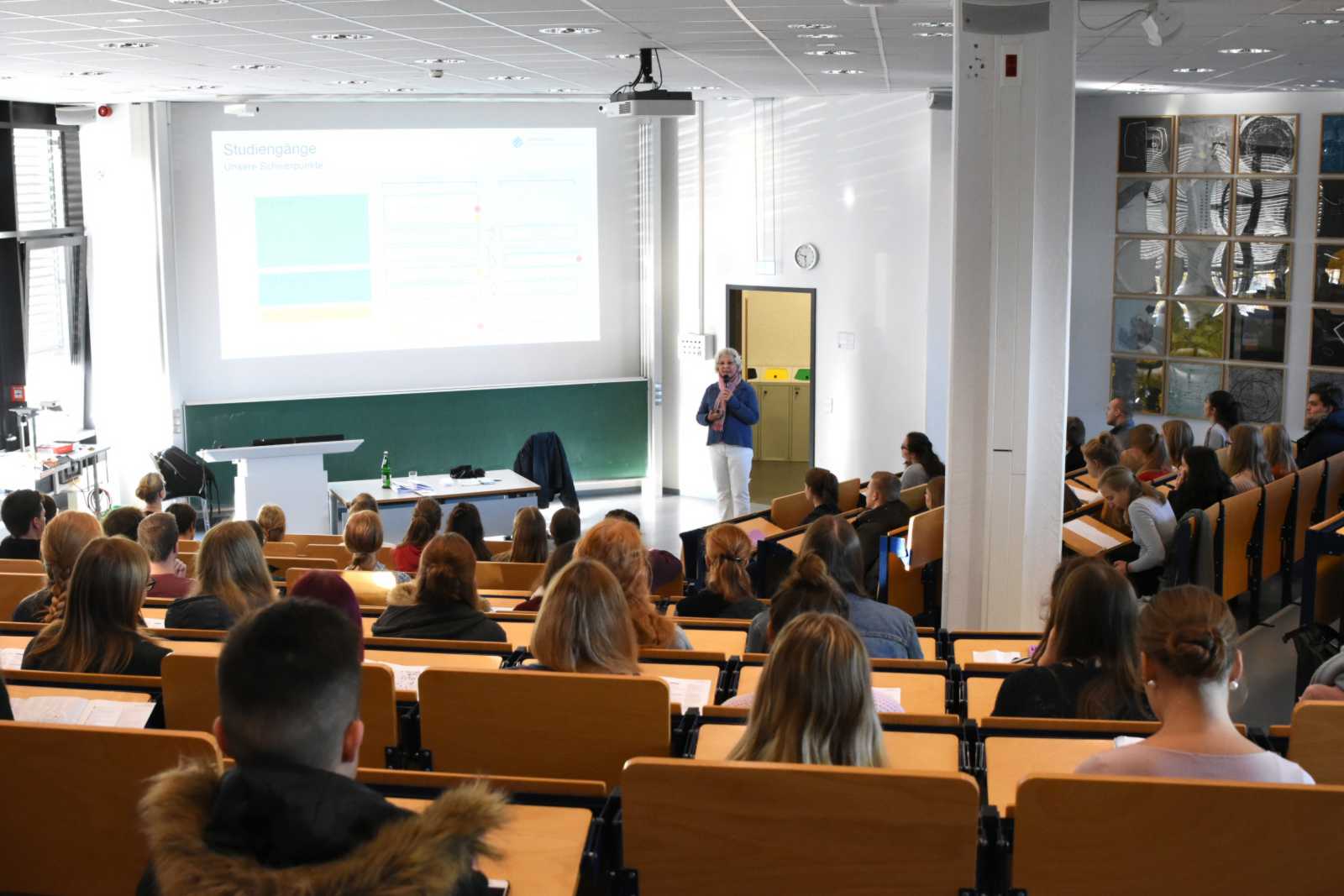 Der Hörsaal im FHZ war voll, als die Fachbereiche Gesundheit und Oecotrophologie – Facility Management gemeinsam ihre Studiengänge vorstellten. (Foto: FH Münster/Pressestelle)