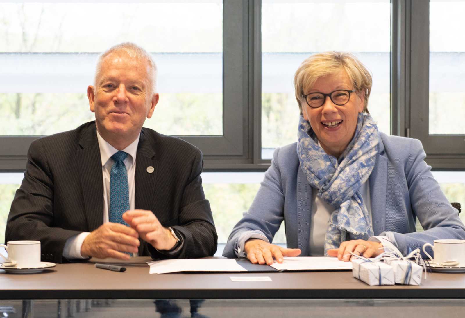 FH-Präsidentin Prof. Dr. Ute von Lojewski und der Präsident der kanadischen Royal Roads University, Allan Cahoon PhD, haben ein Memorandum of Understanding unterschrieben. (Foto: FH Münster/Pressestelle)