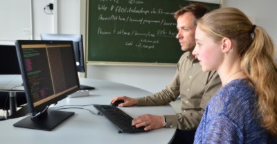 Die Arbeit am PC ist für die angehende Informatikerin fester Bestandteil ihres Studien- und Berufsalltags. (Foto: Katharina Kipp)