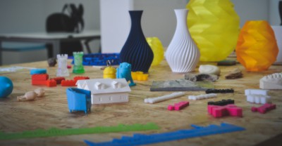 Ein Besuch im Münsteraner Showroom von „Urbanmaker“: Alles auf dem Tisch kommt aus dem 3D-Drucker.
