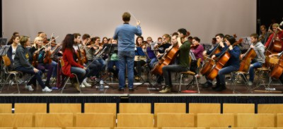 Das Orchester besteht aus 70 Musikerinnen und Musiker. (Foto: Katharina Kipp)
