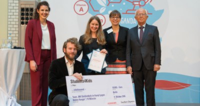 Jolien Maltzahn (Mitte) und Wieland Buschmann (2. v. l.) haben im Oktober 2018 den Wettbewerb Students4Kids der Assmann-Stiftung für Prävention und der Frankfurter Allgemeinen Zeitung (FAZ) mit ihrem SimSimBalls-Projekt gewonnen. Danach kamen einige Verei