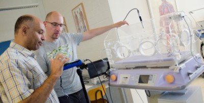 Prof. Dr. Abed Schokry und Simon Siebers bringen die Messtechnik in einem Probedurchlauf am Labor-Inkubator an. (Foto: Theresa Gerks)