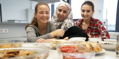 Drei Studentinnen der FH Münster haben ein Kochbuch für die Flüchtlingshilfe erarbeitet. (Foto: Moritz Schäfer)