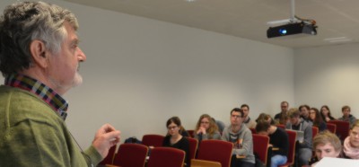 Prof. Dr. Klaus-Peter Arlt während einer Veranstaltung am Fachbereich Chemieingenieurwesen.