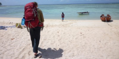 Ankunft: Eine Studentin der FH Münster am Strand im Pazifik.