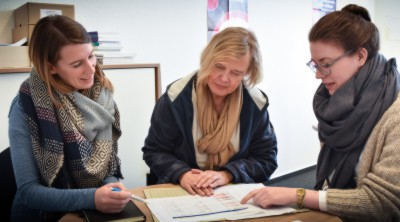Anne Werner und ihre Schulnetzwerk-Kolleginnen Ronja Hoffmann (l.) und Christina Mennecke (r.) sitzen oft zusammen, um Schulbesuche, Studienwahlmessen und Infovorträgen zu koordinieren.