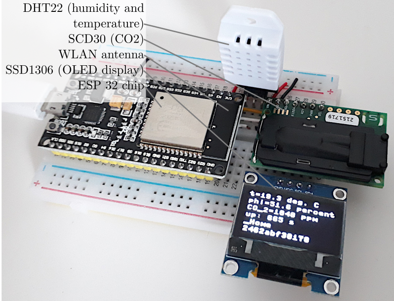 Microcontroller mit Sensoren und kleinem Display auf einem Breadboard.