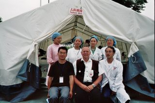 Prof. Gardemann mit chinesischen Mitarbeitern vor einem Krankenzelt