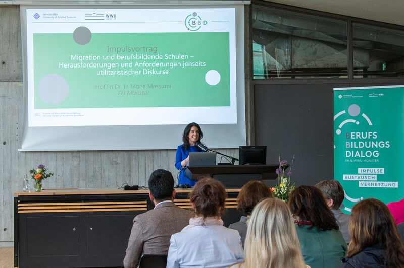 Prof. Dr. Mona Massumi bei ihrem Impulsvortrag (Foto: FH Münster, Pressestelle, Michelle Liedtke)