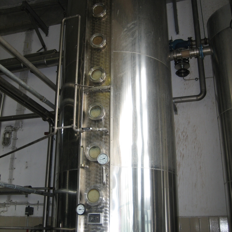 Die Destillationskolonne der Brennerei