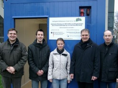 Das Projektteam von Prof. Dr.-Ing. Wetter vor dem Laborcontainer. von links: Elmar Brügging, Alexander Bruns, Miriam Florack, Christof Wetter, Martin Tiemann