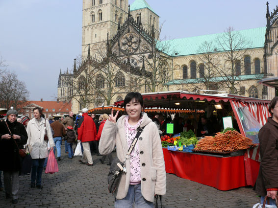 Suzie Moon aus Seoul auf dem Samstags-Markt in Münster