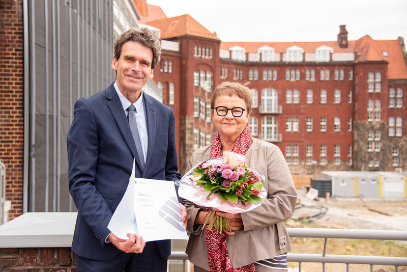 Prof. Dr. Frank Dellmann, Präsident der FH Münster, wünschte Prof. Gisela Grosse alles Gute für den Ruhestand. 