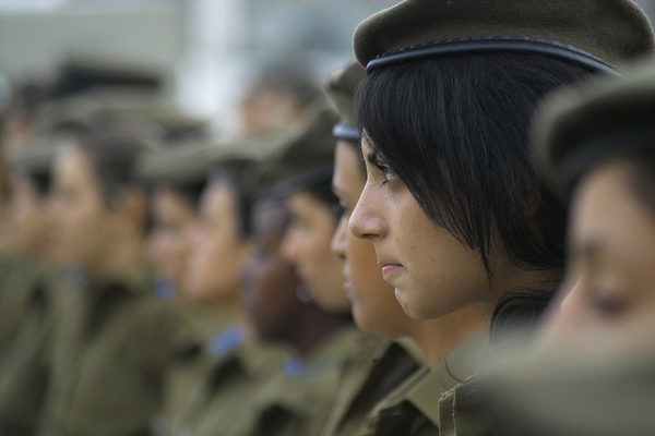 junge israelische rekrutinnen bei der vereidigung