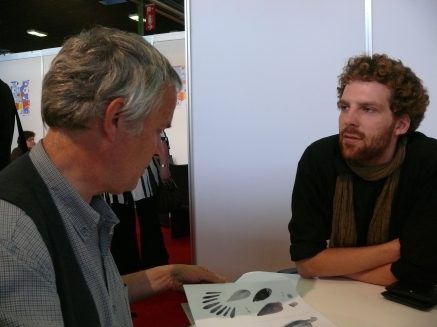 Student Lars Baus im Gespräch mit Hans ten Doornkaat, Atlantis Verlag