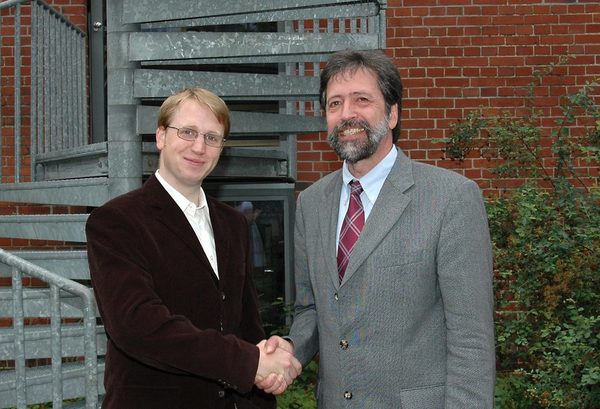 Rektor Prof. Dr. Klaus Niederdrenk schüttelt Michael Tewiele die Hand