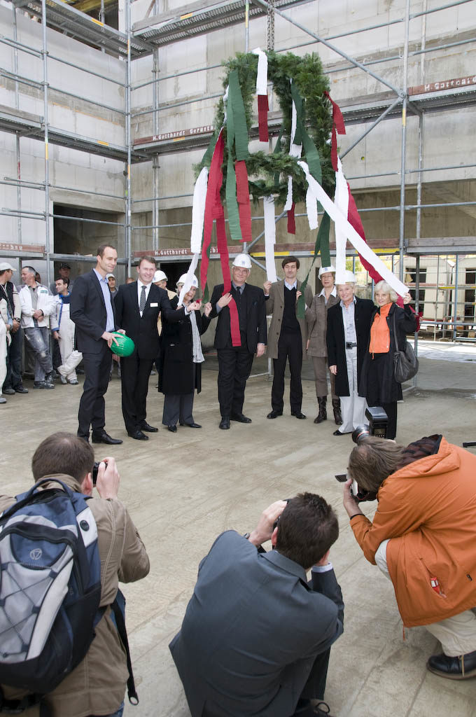 Offizielles Pressefoto: Neben der Präsidentin waren auch Vertreter des Innovations- und des Bauministeriums, sowie der Niederlassung Münster des Bau- und Liegenschaftsbetriebs NRW (BLB NRW) gekommen