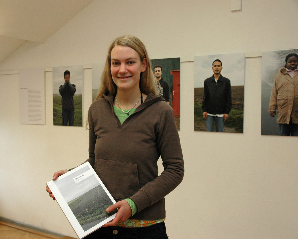 Susanne Borchert vor ihren Porträtfotos