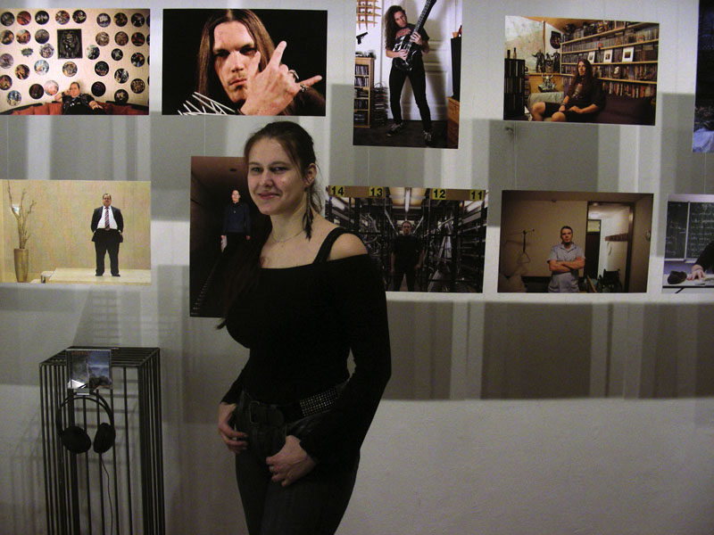 Nadja Siemon vor ihren Heavy-Metal-Fotografien