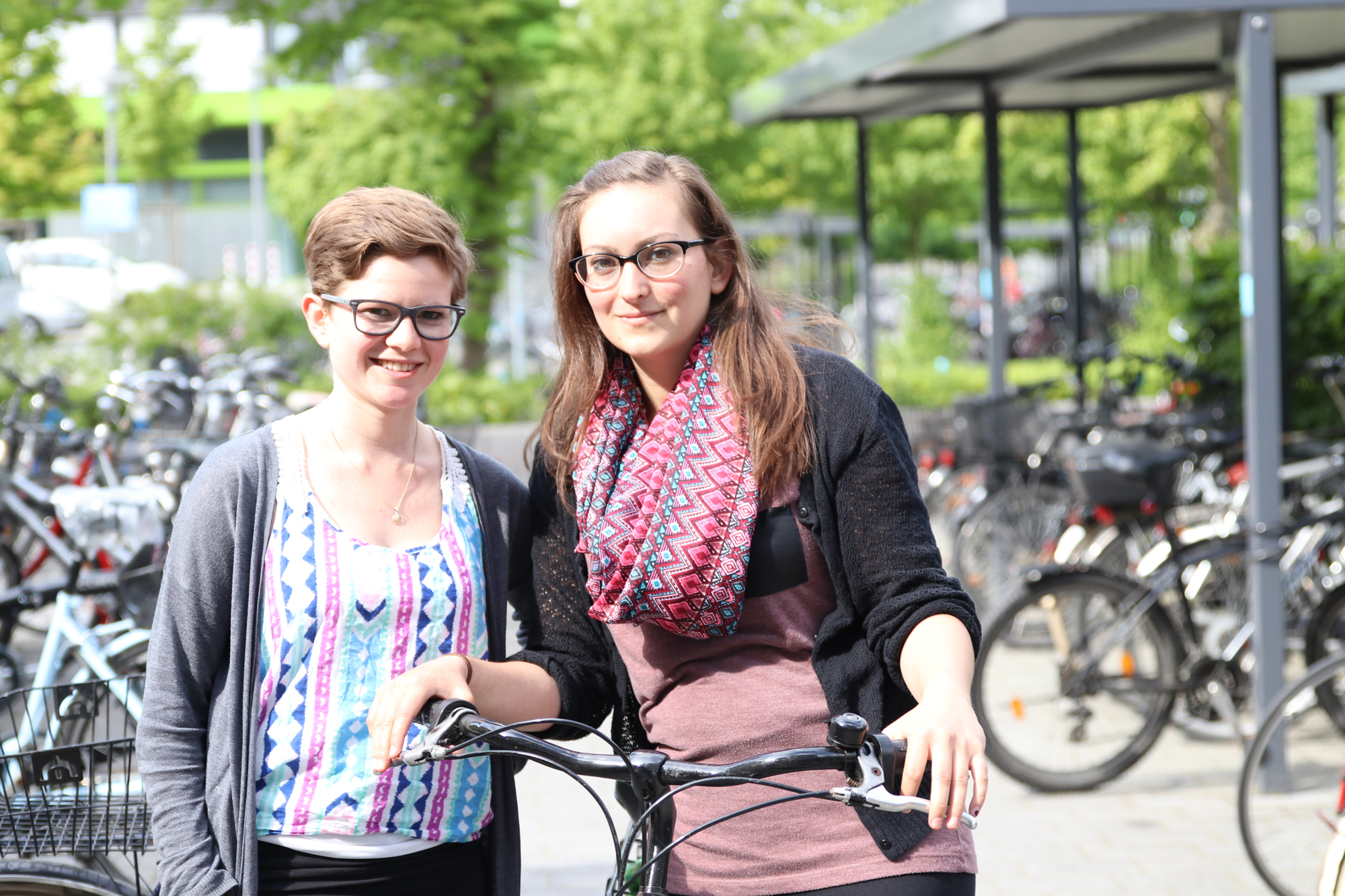 Caroline Ebner (l.) und Kim Nora Skapczyk von der FH Münster entwickeln in einer Projektarbeit ein PR-Konzept für 