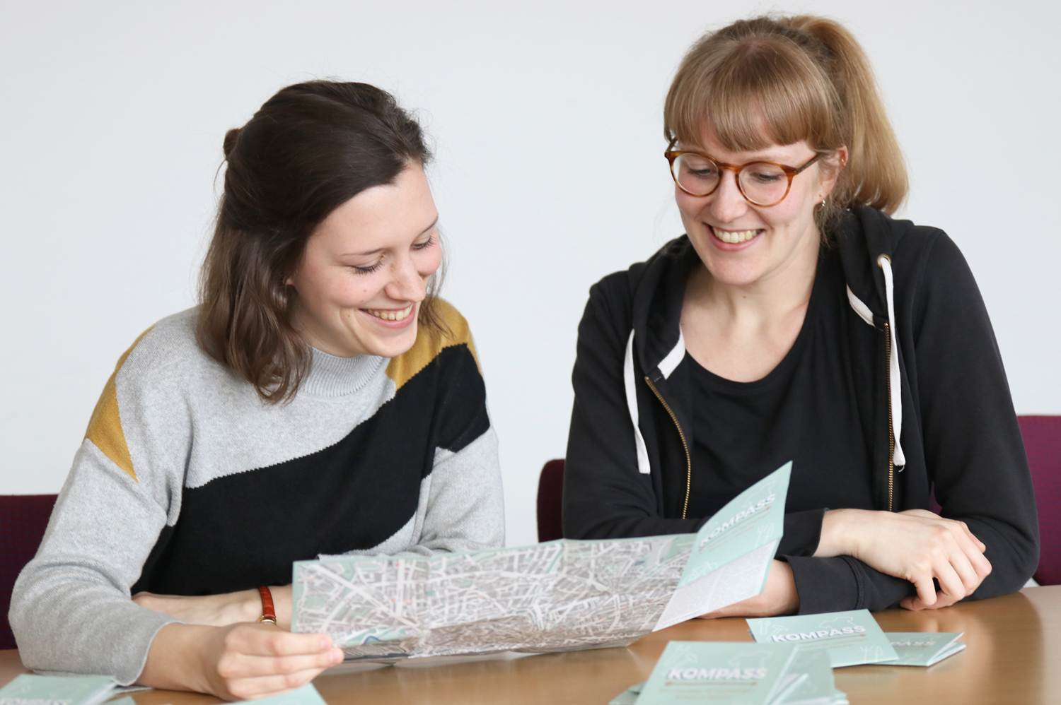 Die Studentinnen Mia Jaensch (l.) und Jana Weber von der FH Münster haben einen Stadtplan für nachhaltigen Konsum in Münster erarbeitet. (Foto: FH Münster/Fachbereich Oecotrophologie – Facility Management)