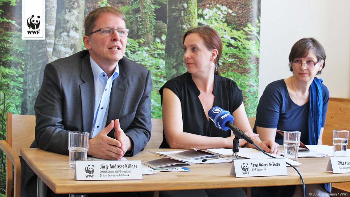 Bei einer Pressekonferenz hat der WWF die Studie „Lebensmittelverschwendung – Was tut die Politik? Ein Blick auf die Bundesländer“ vorgestellt. Silke Friedrich (r.) vom Institut für Nachhaltige Ernährung (iSuN) der FH Münster gehört zu den Autoren der Untersuchung. (Foto: WWF/Julia Thiemann)